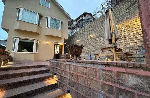 Bhurban Bed & Breakfast | Sarah's Lodge