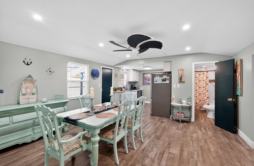Ridge Wood Heights House | Sarasota Escape: Movie Room & Siesta Beach Fun