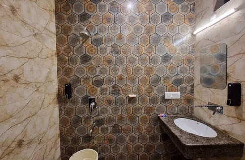 The Mall Road Hotel | Sarins State Side Mistville