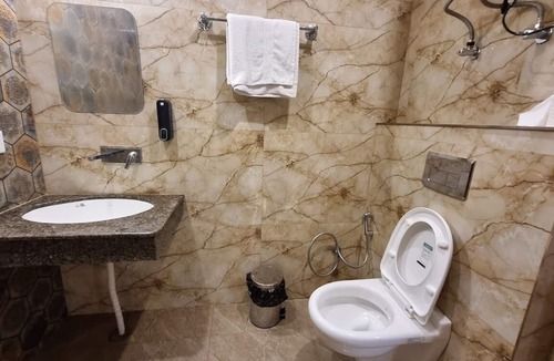 The Mall Road Hotel | Sarins State Side Mistville