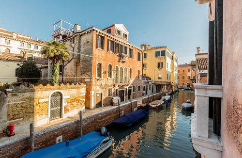 Cannaregio Apartment | Sartor Apartment with Canal View and Private Court