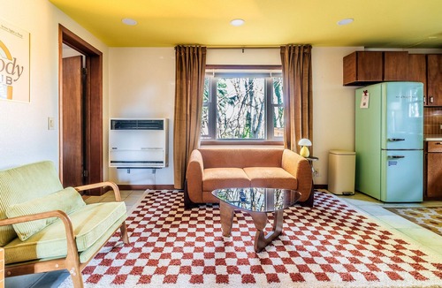 North Beacon Hill House | Sauna Fire Pit Hot Tub 7 min Downtown - Sleeps 6