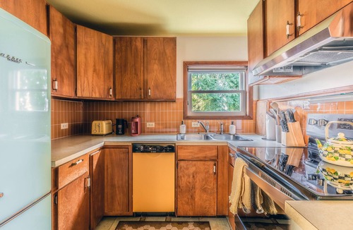 North Beacon Hill House | Sauna Fire Pit Hot Tub 7 min Downtown - Sleeps 6