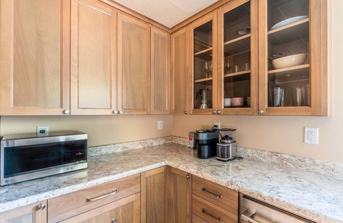 North Beacon Hill House | Sauna Hot Tub Fire Pit 7 min Downtown | Sleeps 10