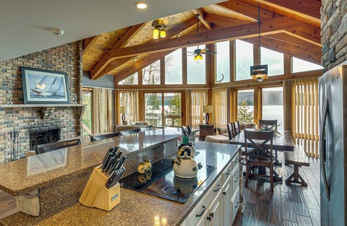 Stambaugh Cottage | Sauna & Pool Table: Family Home on Lake Chicagon