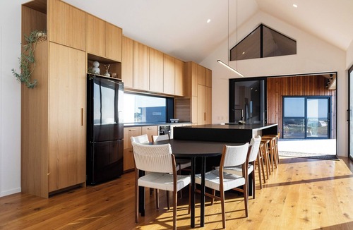 Warea House | Sauna, seafront, and architecture steps away from the Tasman Sea