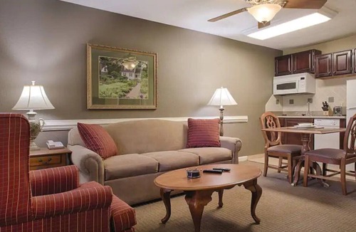 Williamsburg House | Save on your Stay in the Heart of Williamsburg