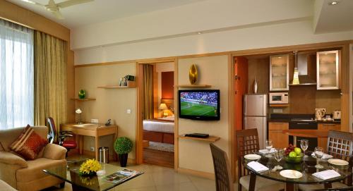 IMT Manesar Hotel | Savoy Suites Manesar