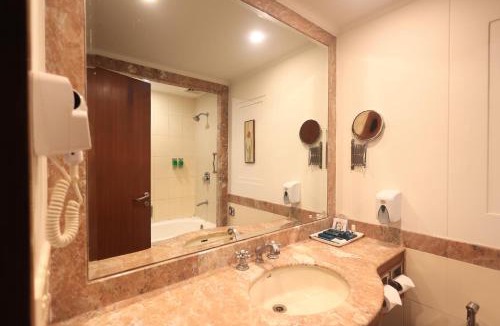 Sector 16 Hotel | Savoy Suites Noida