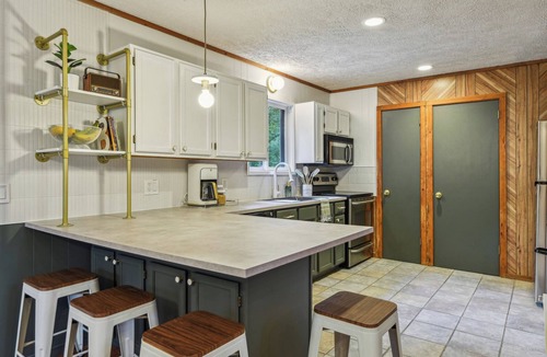 Bushkill Ski Chalet | Saw Creek Chalet Pools Lake Firepit Deck Gas Grill By Bushkill Falls