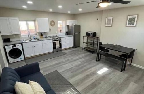 Sawmill Area Apartment | Sawmill District - Modern Apt Yard, King Bed, W/D