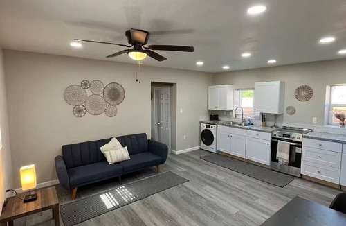Sawmill Area Apartment | Sawmill District - Modern Apt Yard, King Bed, W/D