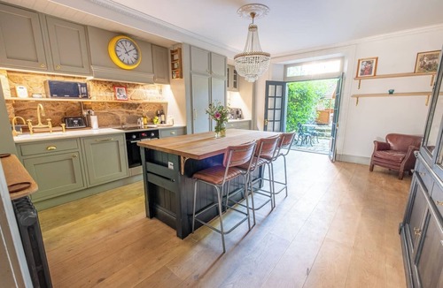 Bonnington Condo | Saxe-Coburg Sauna Apartment Stockbridge