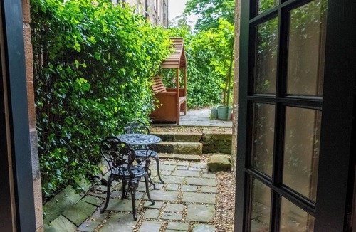 Bonnington Condo | Saxe-Coburg Sauna Apartment Stockbridge