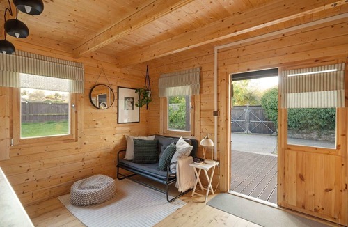 Littleham Cabin | Scandi-Style Cabin in Bideford, Private Parking