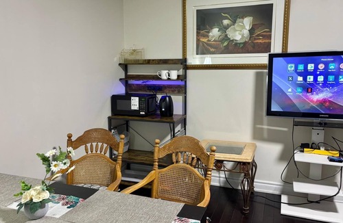 Steeles House | Scarborough Executive Master Suite: Private Jacuzzi, Workspace & Parking