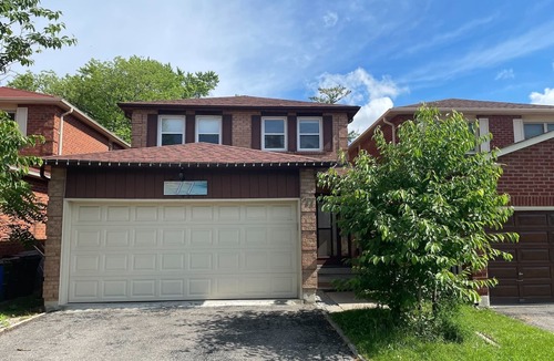 Steeles House | Scarborough Executive Master Suite: Private Jacuzzi, Workspace & Parking