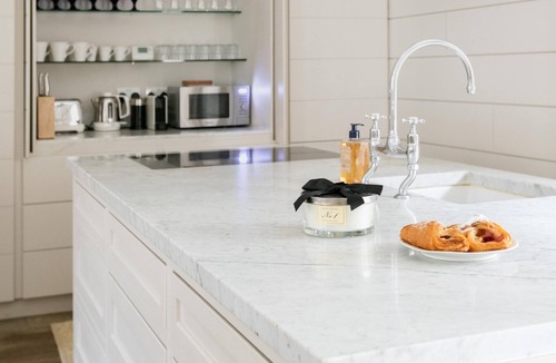 Battersea Apartment | Scarlet Ibis - 3 Bedroom Home with Garden