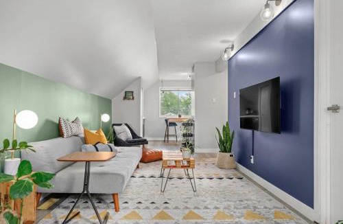 Bridgeland House | Scarlett Manor | Mid Century Zen Suite. 1 BR. Near DT, C-train.