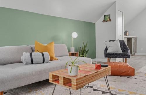 Bridgeland House | Scarlett Manor | Mid Century Zen Suite. 1 BR. Near DT, C-train.