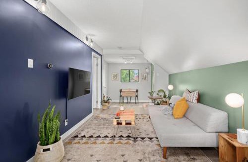 Bridgeland House | Scarlett Manor | Mid Century Zen Suite. 1 BR. Near DT, C-train.