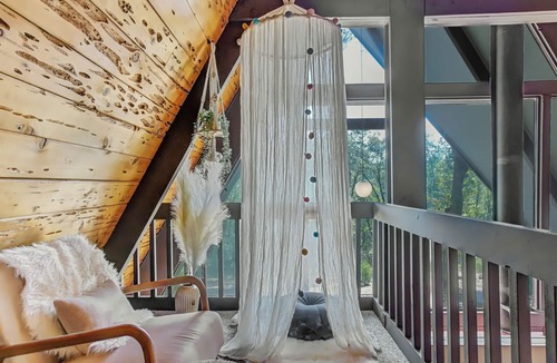 Grass Valley Ski Chalet | Scenic A-frame - Hot Tub, Basketball Court, Treehouse, Outdoor theater!