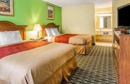 Douglas Hotel | Scenic Adventures Await from Relaxing Retreat | 4 Rooms w/Free Parking + Pool