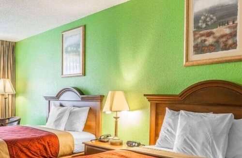 Douglas Hotel | Scenic Adventures Await from Relaxing Retreat | 4 Rooms w/Free Parking + Pool