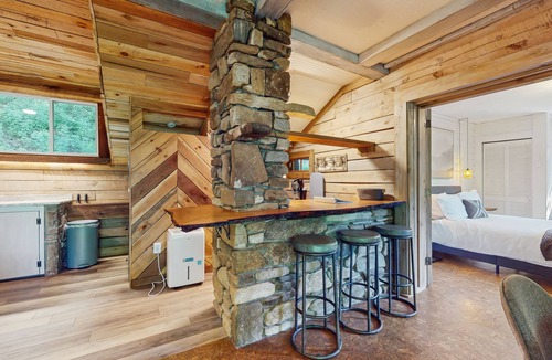Horse Shoe House | Scenic cabins with fireplaces, children's items, W/D - dog-friendly