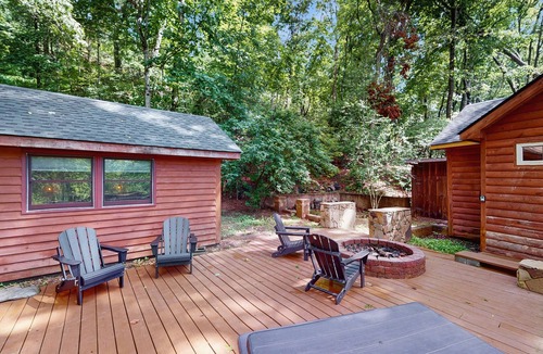 Horse Shoe House | Scenic cabins with fireplaces, children's items, W/D - dog-friendly