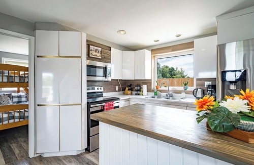 Swiss Meadows Ski Chalet | Scenic Chalet on Top of The Blue Mountains with Hot Tub, Game Room and Deck