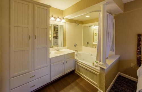 South Lee Hotel | Scenic Escape: Full Kitchen, Pools, Game Room & Outdoor Fun