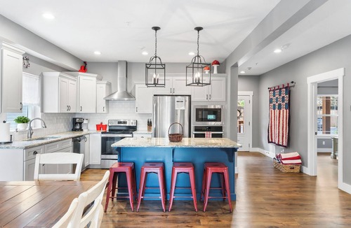 Table Rock House | Scenic Lake Views, Inviting Community Pool, Free Daily Attraction Tickets & Air Hockey!