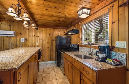 Bass Lake Hotel | Scenic Lakeside Retreat near Yosemite National Park & Bass Lake | Pet-Friendly
