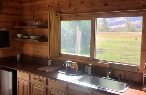 Maupin Cabin | Scenic Maupin Tiny House - 12 miles from Deschutes River