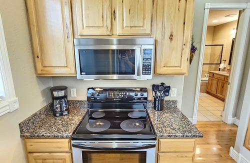 Indian Point Cabin | Scenic Mountain Log Cabin by Silver Dollar City & Table Rock Lake!