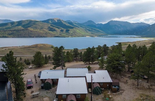 Twin Lakes Cabin | Scenic Mountainside Cabin with BBQ and Fast WiFi