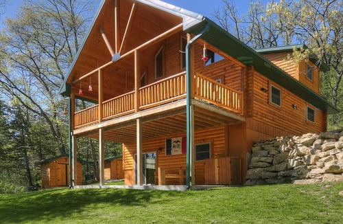 Decorah Cabin | Scenic - Peaceful - Spacious - Northeast Iowa