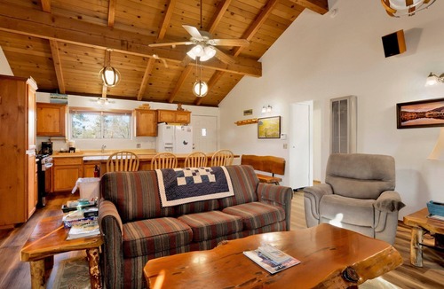 Moonridge Cabin | Scenic Retreat in Moonridge at Big Bear Lake