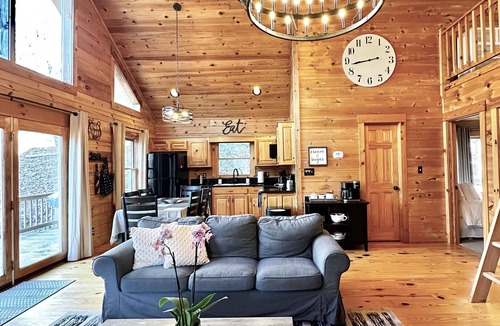 Dahlonega Cabin | Scenic Riverdeck Cabin and Mountain Retreat~Hot Tub~Wine country~Game Room