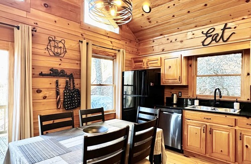 Dahlonega Cabin | Scenic Riverdeck Cabin and Mountain Retreat~Hot Tub~Wine country~Game Room