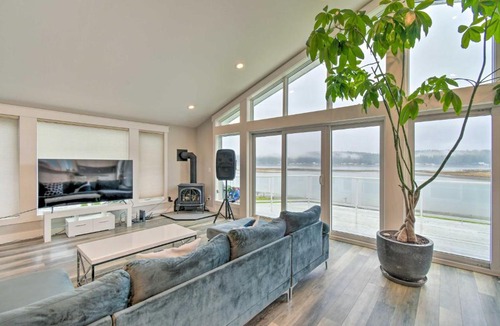 Allyn-Grapeview House | Scenic & Spacious Getaway on North Bay w/Deck!
