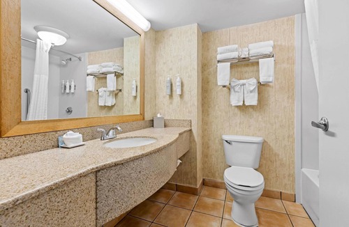 Guntersville Hotel | Scenic Stay Near Lake Guntersville with Breakfast, Parking, Tennis l 2 Rooms