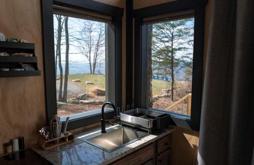 Menlo House | Scenic Studio Chalet with Panoramic Brow Views & Outdoor Shower near Cloudland Canyon, Menlo, Georgia