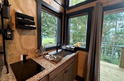 Menlo Cabin | Scenic Studio Chalet with Panoramic Brow Views & Outdoor Shower near Cloudland Canyon, Menlo, Georgia