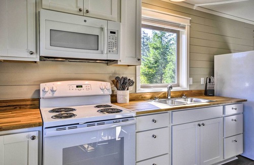 Carson Apartment | Scenic Studio w/Loft & View of the Columbia River