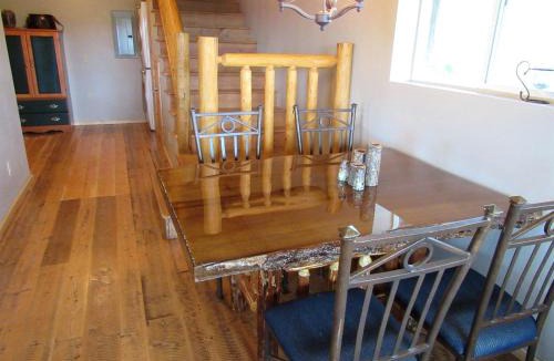 Cameron House | Scenic Vacation Cabin with 360° Mountain Views near Yellowstone National Park in Madison River Valley, Montana