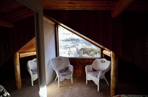 Cascade House | Scenic Valley Getaway- near Missouri River
