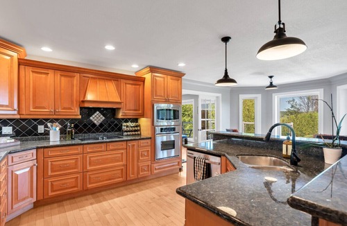 Wiarton House | Scenic Waterfront 4BR – Hot Tub/Sleeps 12/Bonfire