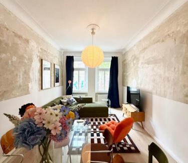Lindenau Apartment | Schöne Altbauwohnung mit 2 privaten Parkplätzen für bis zu 8 Personen im Leipziger Westen